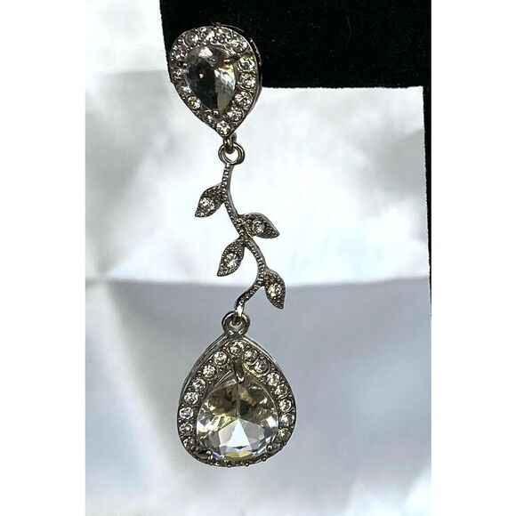 JT# Striking 2” Dangle Crystal / Silver toned  Earrings - Picture 2 of 6